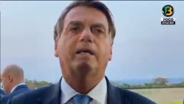 Jair Bolsonaro fala com apoiadores no cercadinho