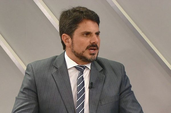 O senador bolsonarista Marcos do Val ajudou laboratórios a doar o "kit covid"