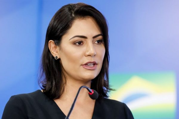 MIchelle Bolsonaro discursa no Palácio do Planalto