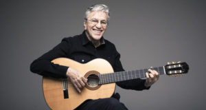 Caetano Veloso tocando violão