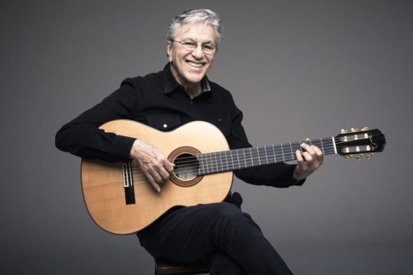 Caetano Veloso tocando violão