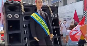 Boneco de Bolsonaro nos protestos em Fortaleza