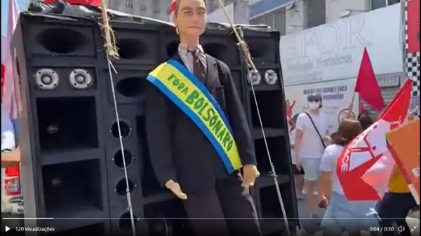 Boneco de Bolsonaro nos protestos em Fortaleza