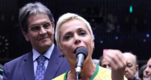 A ex-deputada Cristiane Brasil e o pai