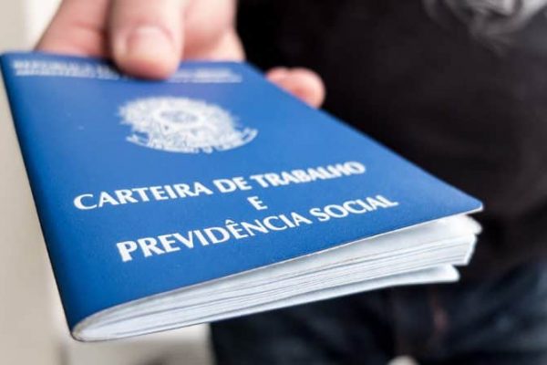 Veja a carteira de trabalho