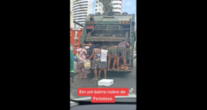 Famintos buscam comida em caminhão de lixo em Fortaleza