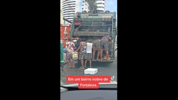 Famintos buscam comida em caminhão de lixo em Fortaleza