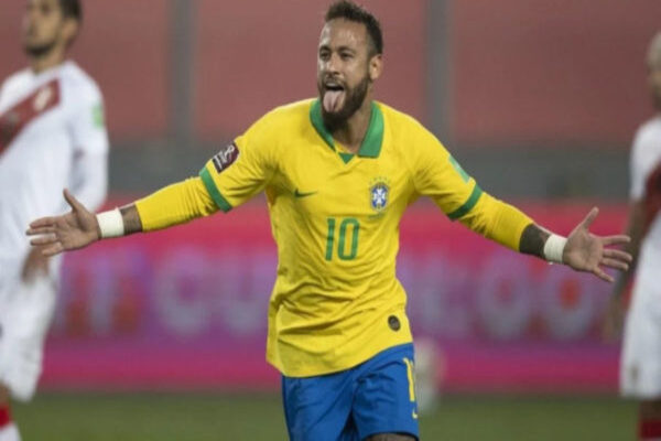 Neymar corre com braços abertos em comemoração