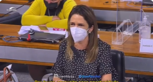 Katia Kastilho, que perdeu os pais na pandemia, faz apelo, na CPI, para que população se vacine. Imagem: Reprodução