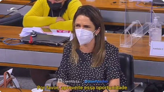 Katia Kastilho, que perdeu os pais na pandemia, faz apelo, na CPI, para que população se vacine. Imagem: Reprodução