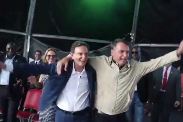 Crivella e Bolsonaro abraçados