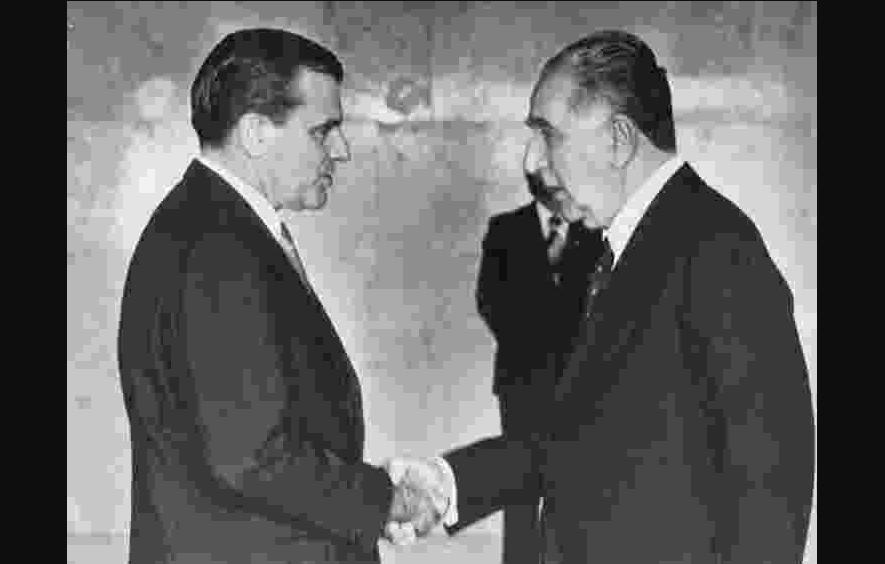 O presidente do Uruguai, Juan Maria Bordaberry (esq.), cumprimentando o ditador brasileiro, Emílio Garrastazu Médici, em março de 1974, em Brasília. Imagem: Folhapress