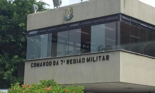 Veja o comando militar