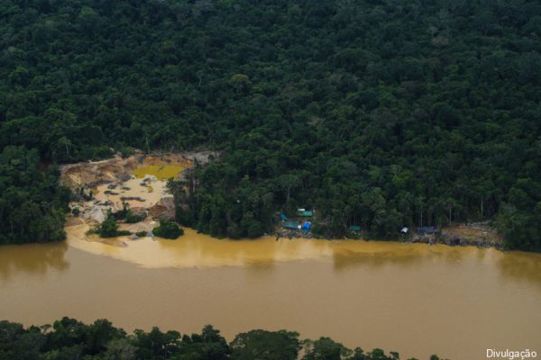 Veja: Duas crianças Yanomami são mortas em área de garimpo ilegal