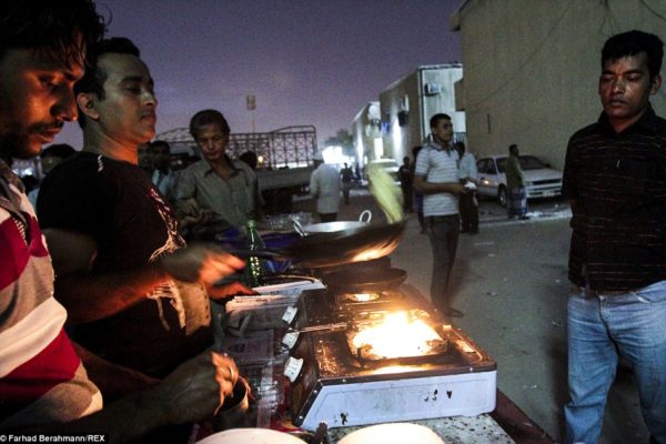 Trabalhadores cozinham em Dubai