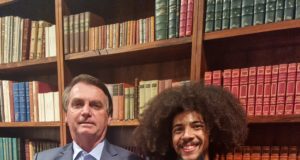 O influencer bolsonarista Maicon Sulivan ao lado de Bolsonaro. Foto: Redes Sociais