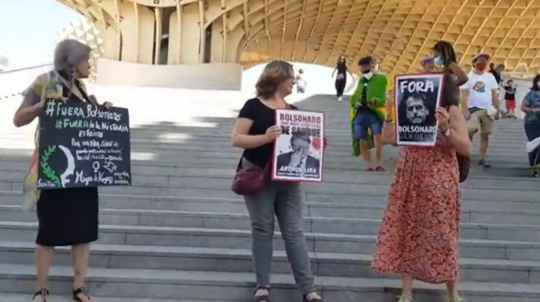 Manifestantes pedem "fora Bolsonaro" em Sevilha, na Espanha