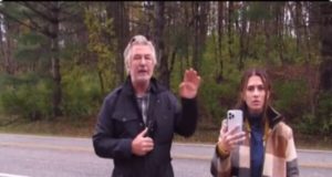 Alec Baldwin fala com paparazzis