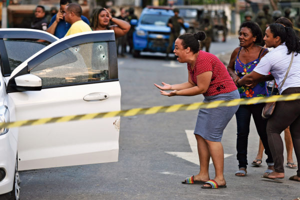 Parente de Evaldo chora diante do carro. Foto: Fabio Teixeira/AP