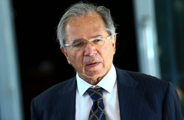 Veja Paulo Guedes de óculos