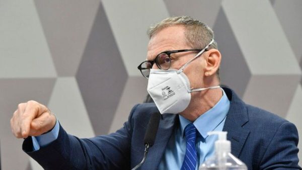 Veja Fabiano Contarato de máscara na CPI