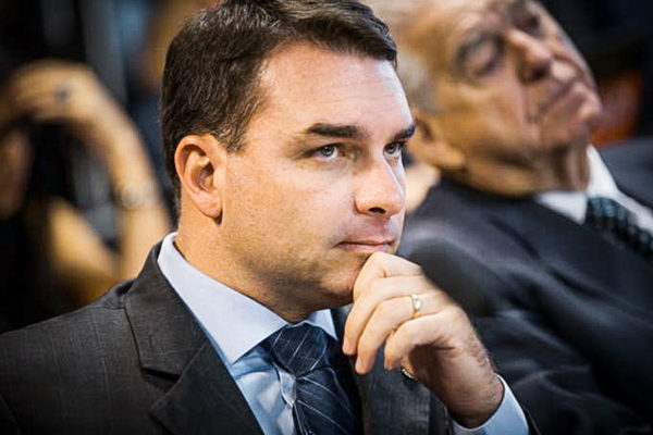 Flávio Bolsonaro sugere substituir indicação de Mendonça
