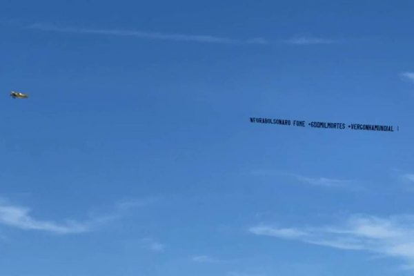 Avião #ForaBolsonaro