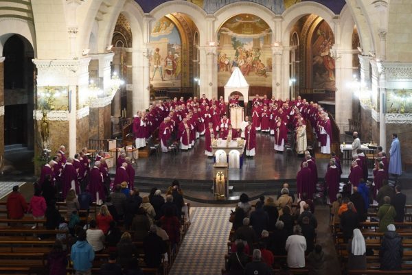 igreja católica da França vai decidir indenização às vítimas de pedofilia