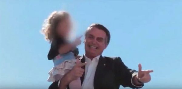 Bolsonaro criança arma mão