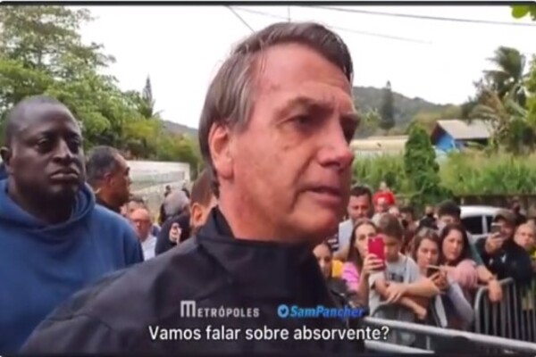 Bolsonaro fala sobre absorventes