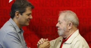 Lula e Haddad se cumprimentam