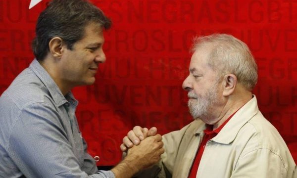 Lula e Haddad se cumprimentam