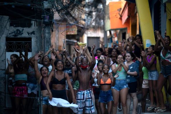 Moradores do Jacarezinho protestando logo após a operação policial que resultou em 25 mortes. Foto: Mauro Pimentel/AFP