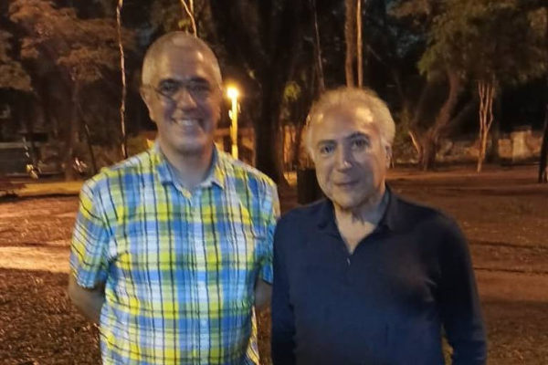 Veja o pastor cirista e Temer