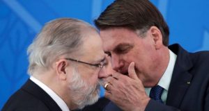 O PGR Augusto Aras ouve Bolsonaro cochichar em seu ouvido