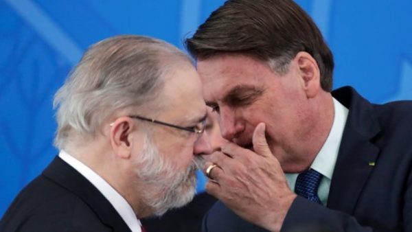 O PGR Augusto Aras ouve Bolsonaro cochichar em seu ouvido