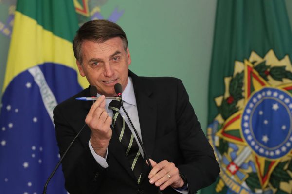 O presidente Jair Bolsonaro e sua caneta