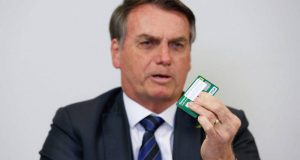 Jair Bolsonaro mostra o cartão corporativo