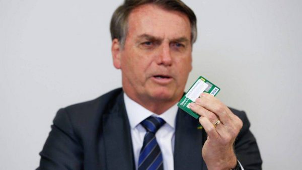 Jair Bolsonaro mostra o cartão corporativo