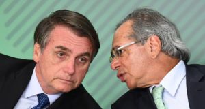 Jair Bolsonaro conversando com Paulo Guedes