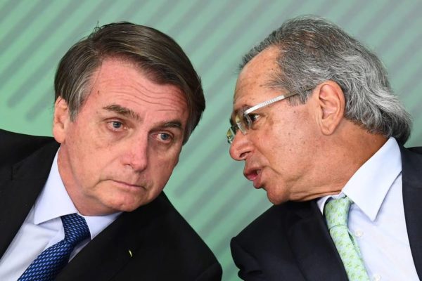 Jair Bolsonaro conversando com Paulo Guedes