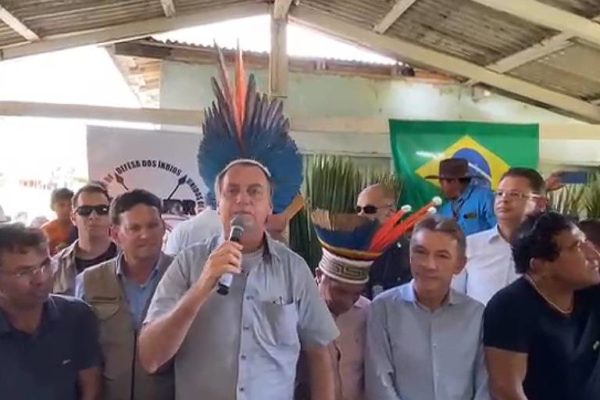 Bolsonaro em terra indígena
