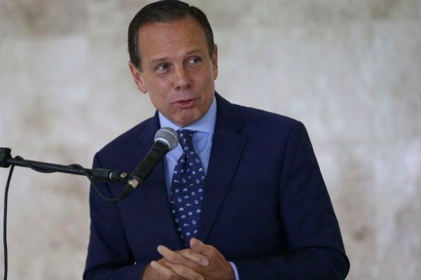 João Doria falando no microfone