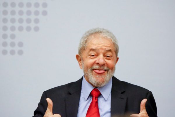 Lula sorrindo e com sinal de joinha