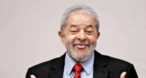 Lula sorrindo com sinal de joia