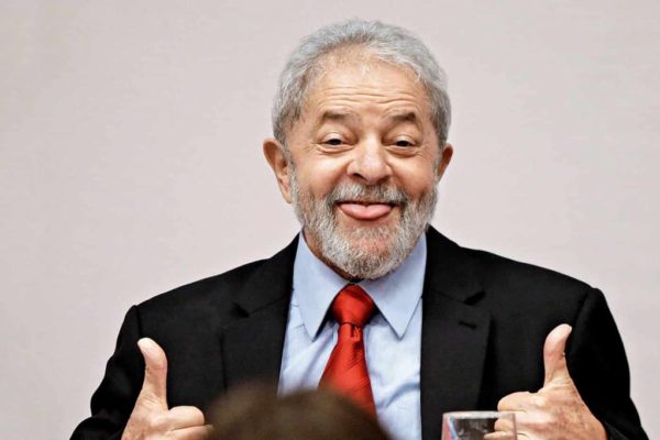 Lula sorrindo com sinal de joia