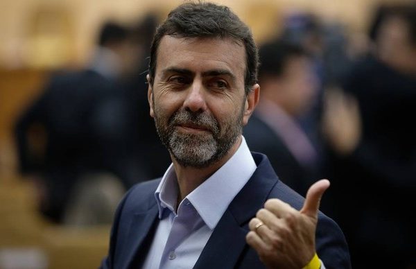 Freixo mandando um joinha enquanto sorri