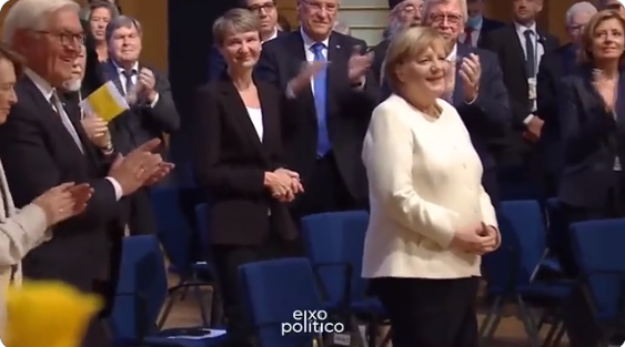 Angela Merkel, que deixa o poder na Alemanha após 16 anos, foi ovacionada em último discurso como chanceler. Imagem: Reprodução