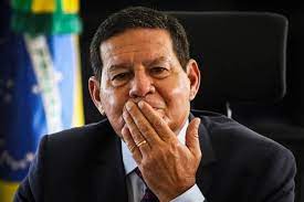 Mourão mandando beijo com a mão na boca