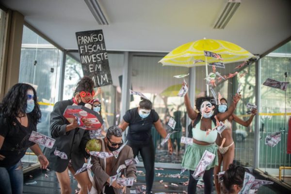 Veja o protesto contra Guedes